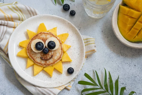 Funny Flower Pancake con bacche per bambini — Foto Stock