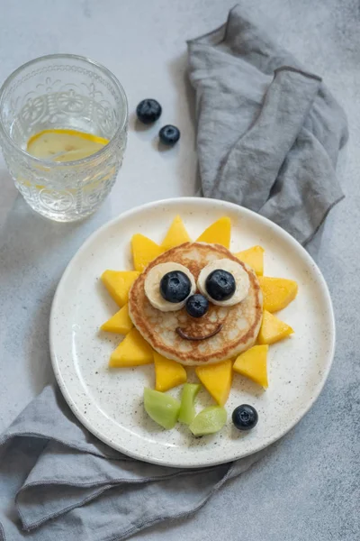 子供のための果実付きの面白い花パンケーキ — ストック写真