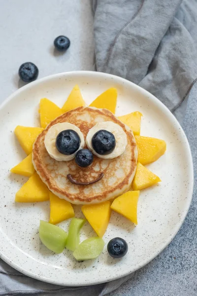 Funny Flower Pancake dengan buah untuk anak-anak — Stok Foto