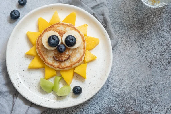 Lustige Blumen-Pfannkuchen mit Beeren für Kinder — Stockfoto