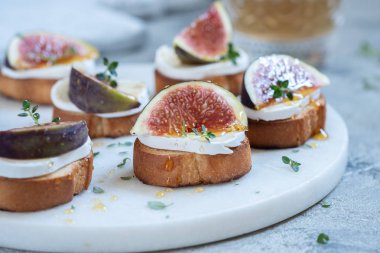 Camembert ve incir ekmek üzerine