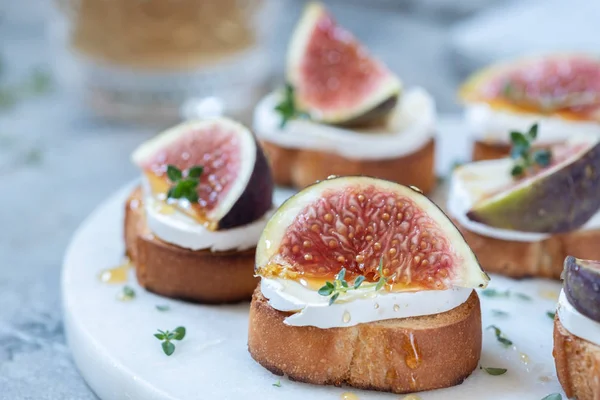 Camembert e figos em torradas — Fotografia de Stock