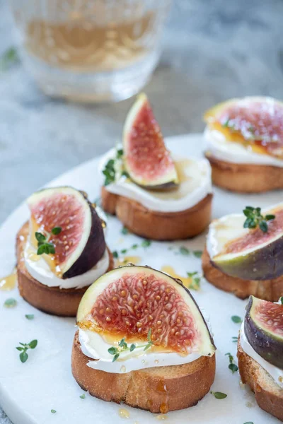 Camembert ve incir ekmek üzerine