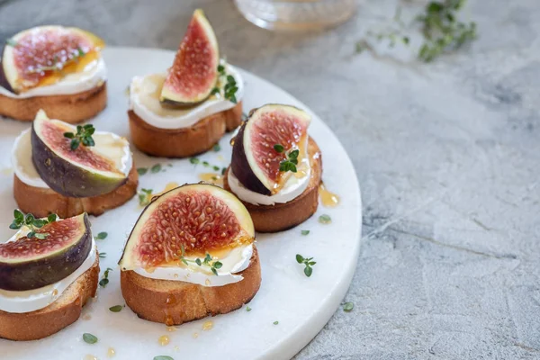 Camembert e figos em torradas — Fotografia de Stock