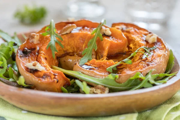 Herbst-Kürbissalat mit Rucola und Walnuss — Stockfoto