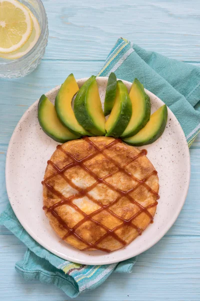 Rolig frukost omelett ut ananas — Stockfoto