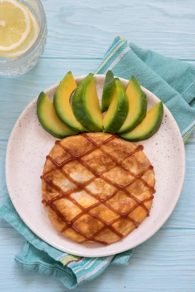 Tortilla de desayuno divertido se ven como la piña — Foto de Stock