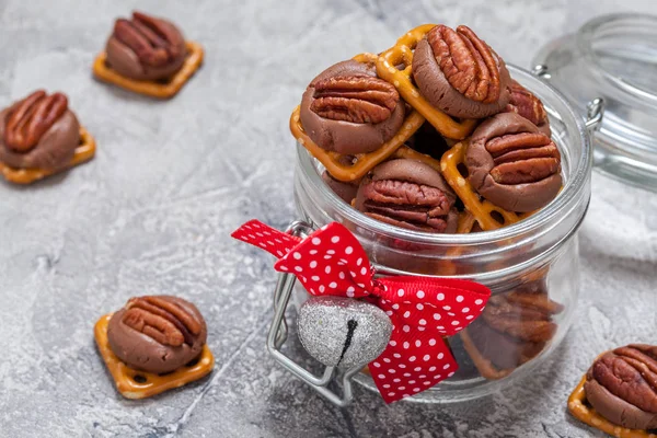 Chocolate Caramel Pecan Pretzel Bites — Stock Photo, Image