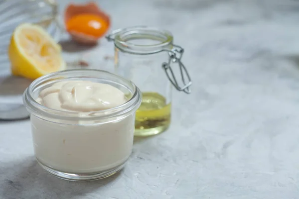 Salsa di maionese fatta in casa e olio d'oliva, uova, senape, limone — Foto Stock