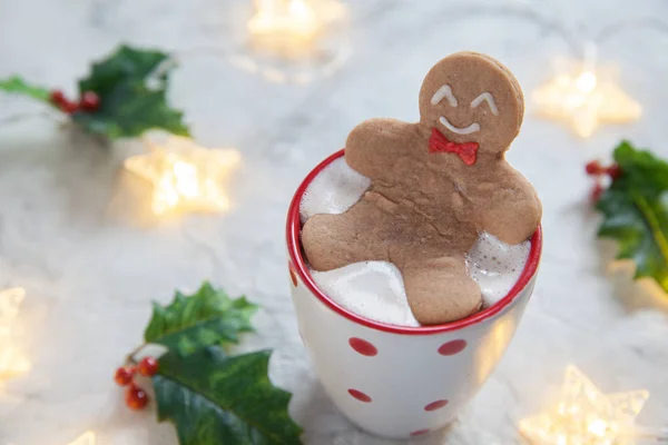 Galleta de jengibre hombre en una taza caliente de chocolate — Foto de Stock