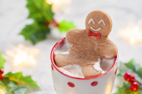ホット チョコレートのカップにジンジャーブレッドマン クッキー — ストック写真