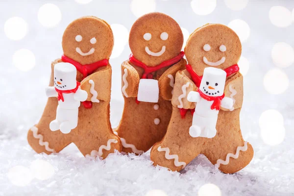 Divertidos hombres galleta de jengibre con muñeco de nieve de malvavisco lindo —  Fotos de Stock