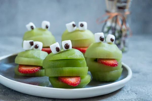 Griezelig groene kiwi monsters voor Halloween — Stockfoto