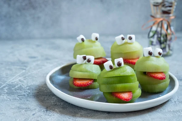 Espeluznantes monstruos kiwi verdes para Halloween — Foto de Stock