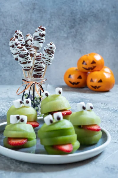 Griezelig groene kiwi monsters voor Halloween — Stockfoto