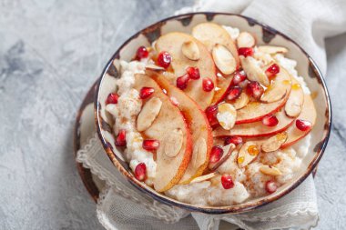 Hindistan cevizi pirinç nar, armut ve badem dilimleri ile