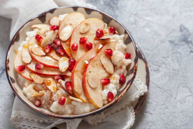 Hindistan cevizi pirinç nar, armut ve badem dilimleri ile