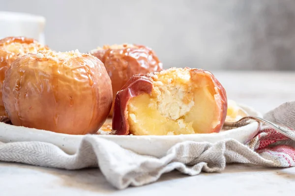 Baked apples with cottage cheese — Stock Photo, Image