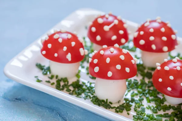 Almuerzo de tomate y huevo aperitivo parecen champiñones amanita —  Fotos de Stock