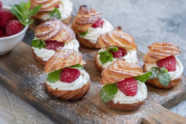 Beyaz çikolatalı krema ile ahududu profiterol