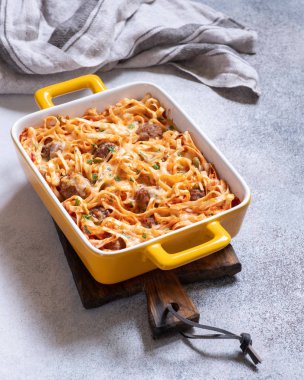 Köfte, domates sos ve peynir pişmiş makarna