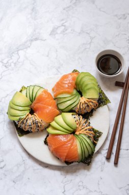 Suşi donuts somon avokado ve salatalık ile