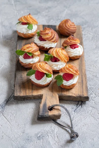 Profiteroles de framboises à la crème au chocolat blanc — Photo