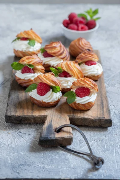 Framboesas Profiteroles com creme de chocolate branco — Fotografia de Stock