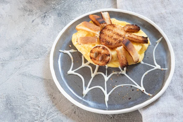 Spider omelette for Halloween kids breakfast — Stock Photo, Image