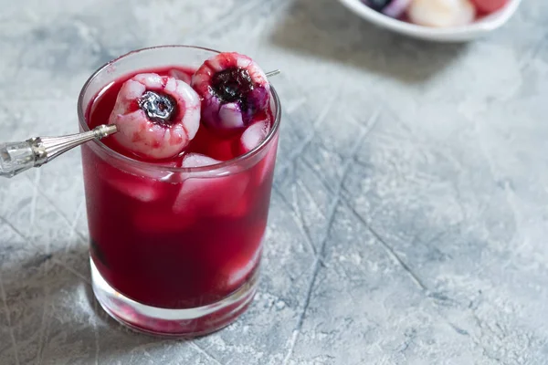 Cocktail de halloween vermelho com olho — Fotografia de Stock