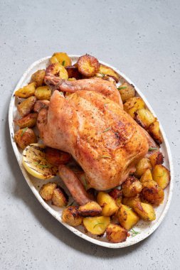 Bütün kızarmış tavuk patates ile