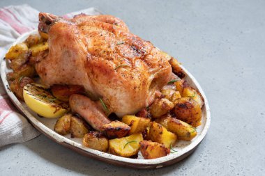 Bütün kızarmış tavuk patates ile