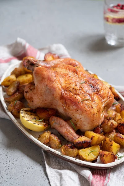 Pollo asado entero con patata — Foto de Stock