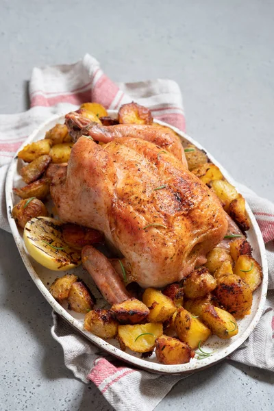 Целая жареная курица с картошкой — стоковое фото