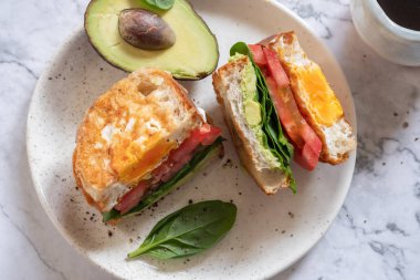 Avokado, ıspanak ve domates ile bir delik sandviç, yumurta