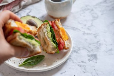 Avokado, ıspanak ve domates ile bir delik sandviç, yumurta