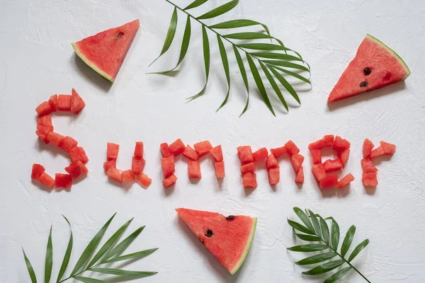 Wassermelone in Scheiben geschnitten auf weißem Hintergrund. Sommerkonzept. — Stockfoto