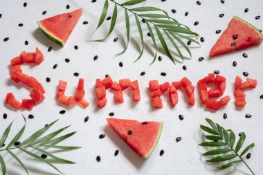 Karpuz beyaz zemin üzerine dilimlenmiş. Yaz konsepti.