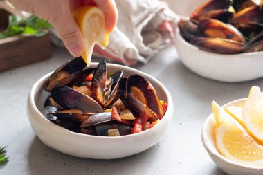 Deniz ürünleri midye sos ve maydanoz ile