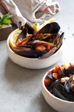 Deniz ürünleri midye sos ve maydanoz ile