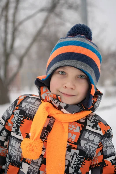 Зимний портрет мальчика в красочной одежде — стоковое фото