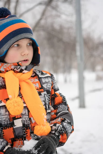 Téli portré a színes ruhás fiúról — Stock Fotó