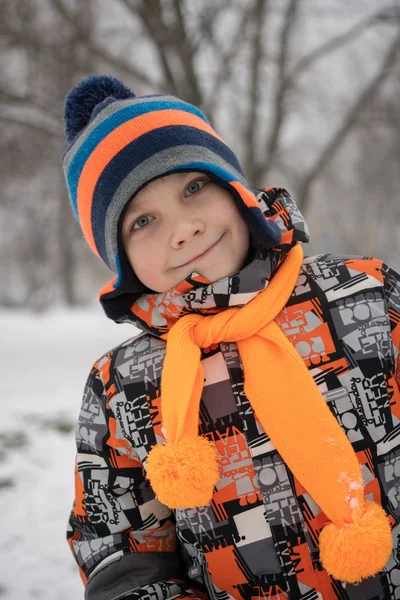 Χειμερινό πορτρέτο του αγοριού με πολύχρωμα ρούχα — Φωτογραφία Αρχείου