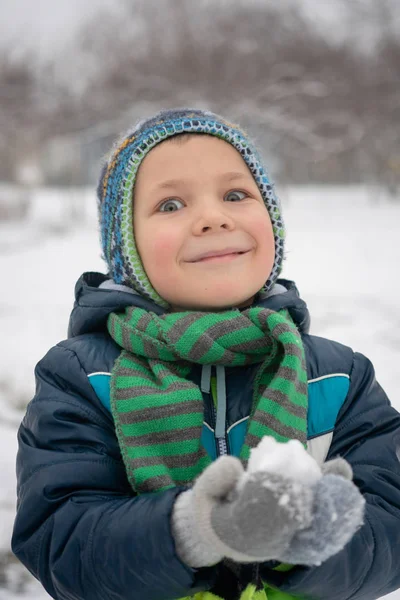 Зимний портрет мальчика в красочной одежде — стоковое фото
