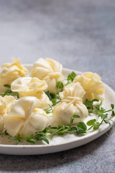 Envoltório de queijo recheado com creme de queijo, alho e ervas — Fotografia de Stock