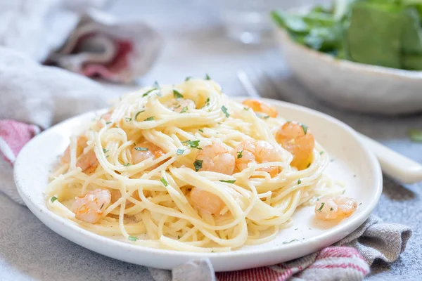 Espaguetis con gambas y salsa cremosa —  Fotos de Stock