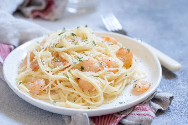 Spagetti karides ve krem sos ile — Stok fotoğraf