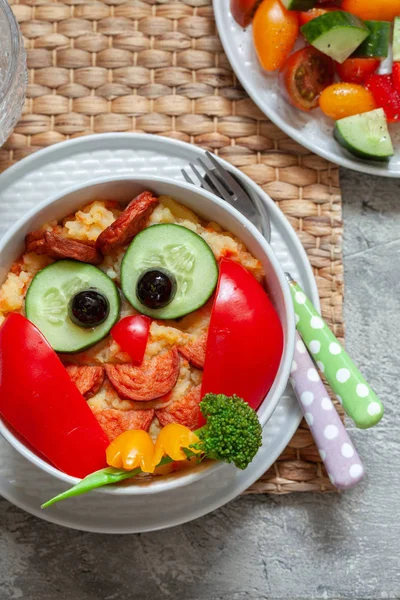 Lustiges Eule-Kartoffelpüree mit Würstchen — Stockfoto