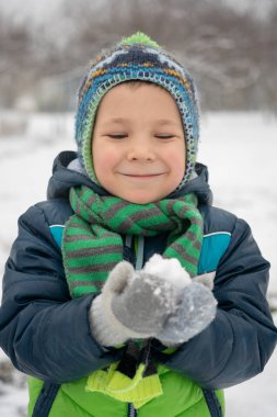 Çocuk Çocuk açık havada kar yağışı sırasında kış portresi