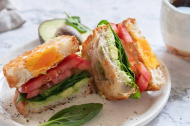 Avokado, ıspanak ve domates ile bir delik sandviç, yumurta